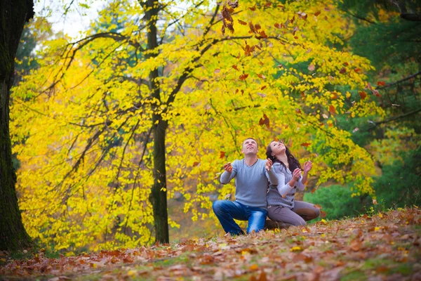 Pareja en otoño — Foto de Stock