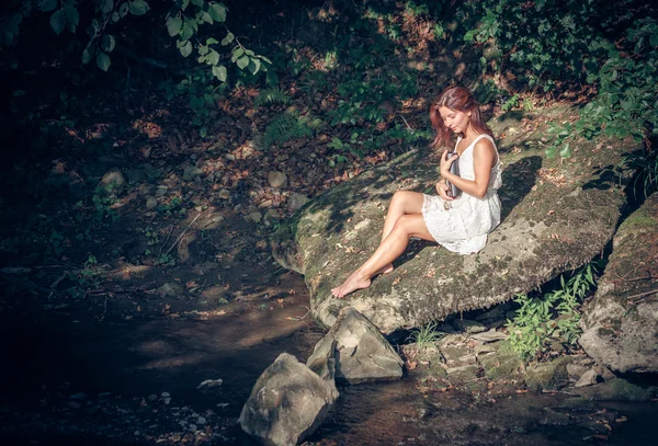 Chica con libro —  Fotos de Stock