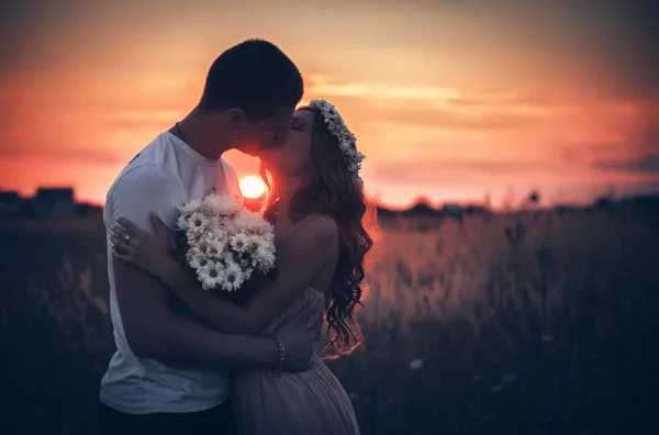 Amor entre pareja joven — Foto de Stock