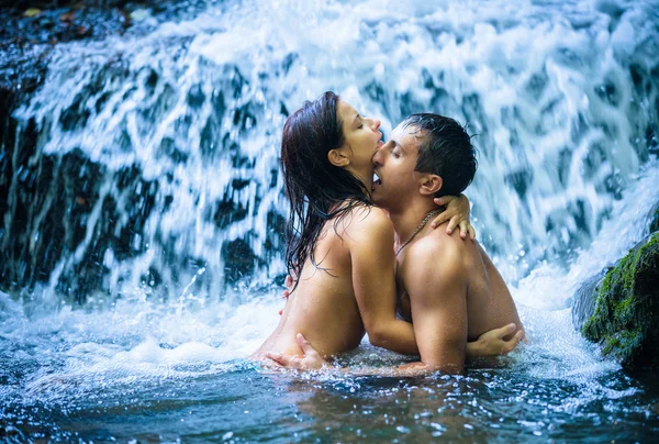 Paar unter Wasserfall — Stockfoto