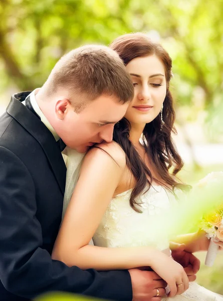 Bride and groom in park — Stock Photo, Image