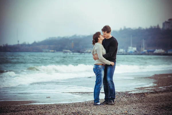 Couple heureux sur la plage — Photo