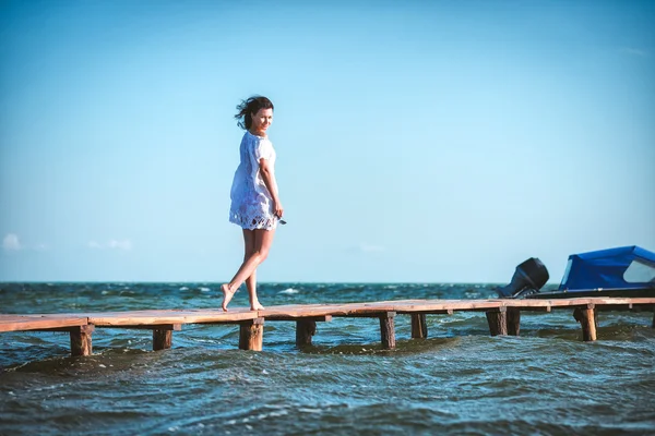 Kobieta na plaży — Zdjęcie stockowe