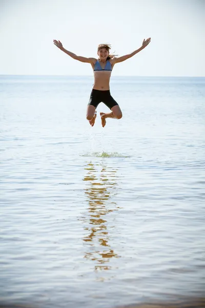 Glückliches Mädchen im Meer — Stockfoto