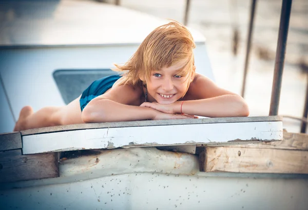 Niño en barco — Foto de Stock