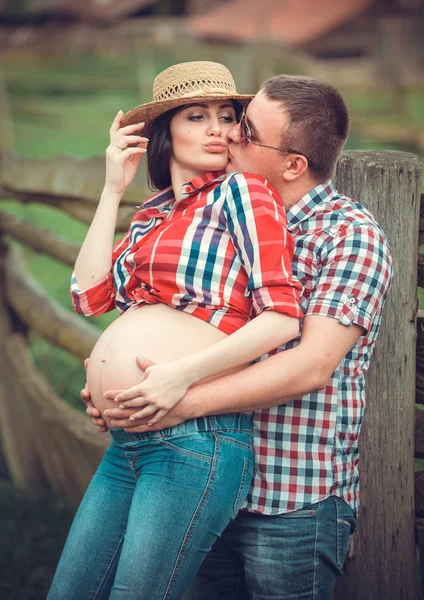 Familjen väntar baby — Stockfoto