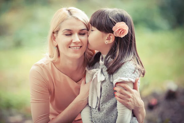 Moeder met dochter in park — Stockfoto