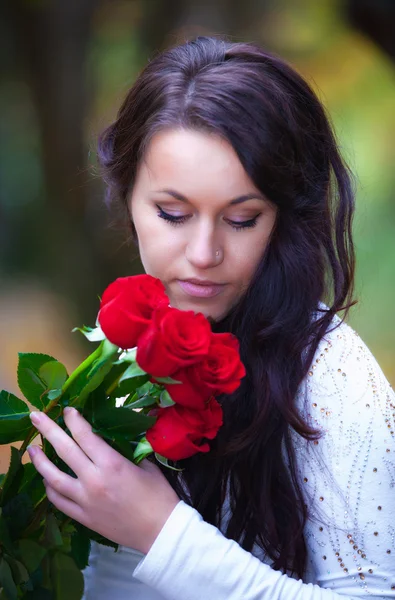 Vrouw met rode rozen — Stockfoto