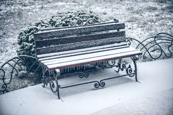 冬のベンチの雪 — ストック写真