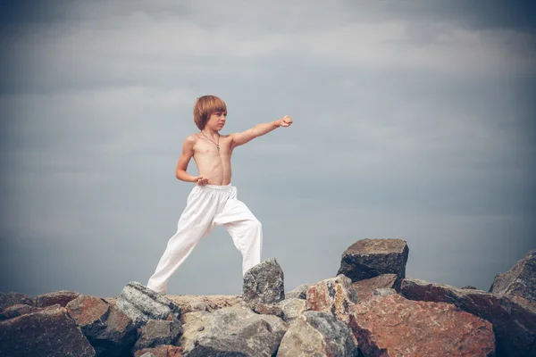 Chłopiec treningu karate — Zdjęcie stockowe