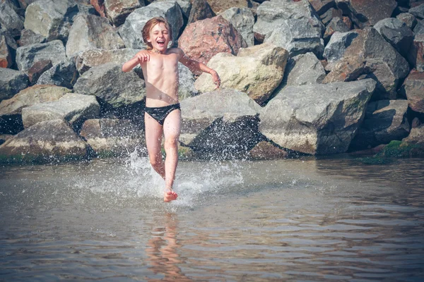 Jongen in zee — Stockfoto