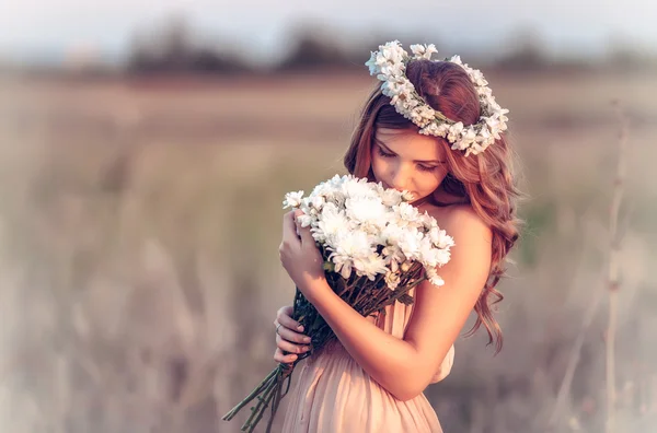 Girl in   camomile wreath — Stock Photo, Image