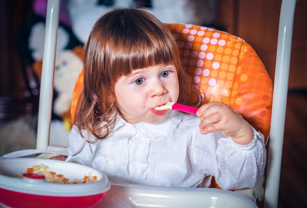 女の赤ちゃんを食べる — ストック写真