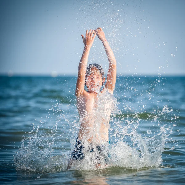 Jongen in zee — Stockfoto