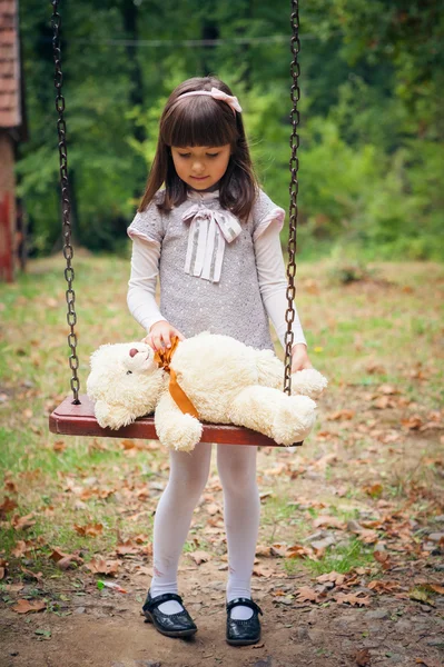 Κορίτσι και διασκεδαστικό αρκούδα — Φωτογραφία Αρχείου