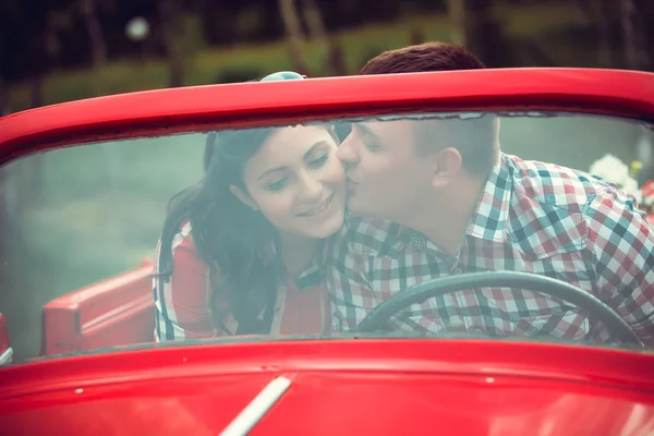 Young couple in a retro car — Stock Photo, Image