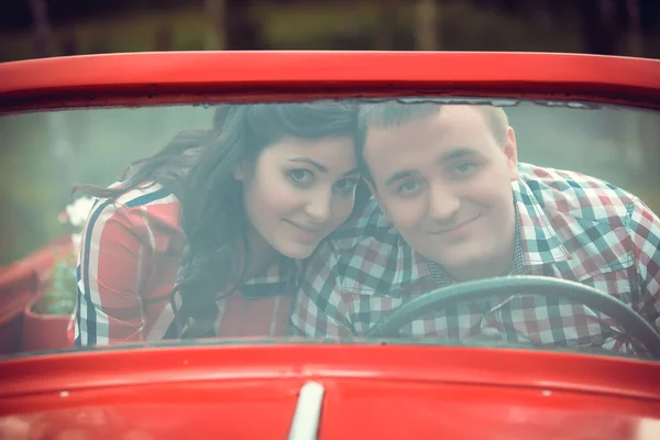 Jeune couple dans une voiture rétro — Photo