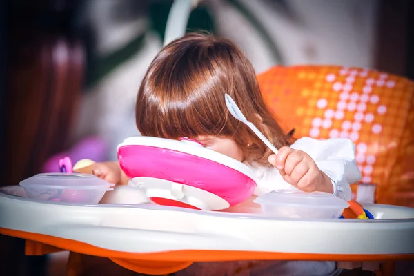 女の赤ちゃんを食べる — ストック写真