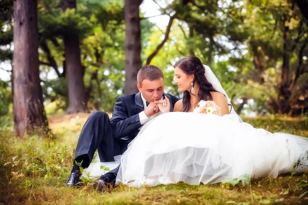 Brud och brudgum i parken — Stockfoto