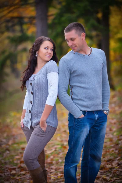 Paar in de herfst — Stockfoto