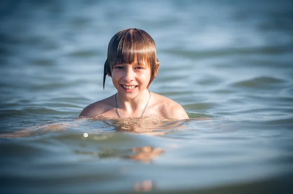 Jongen in zee — Stockfoto