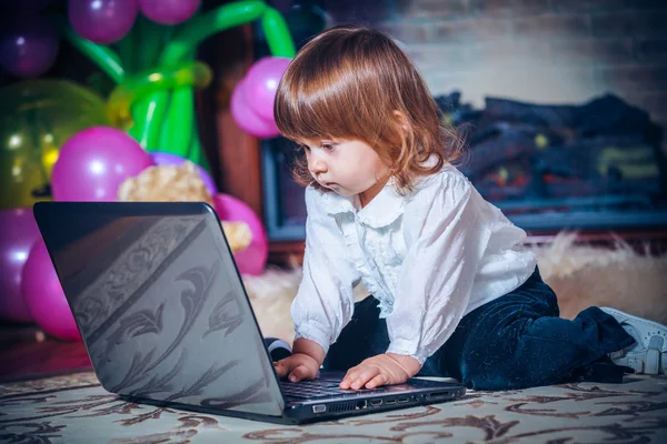 Κοριτσάκι με laptop — Φωτογραφία Αρχείου