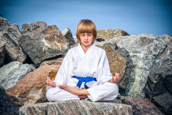 Ragazzo che pratica yoga — Foto Stock