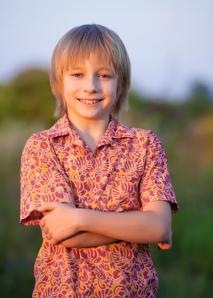 Pojke i sommaren sätter — Stockfoto