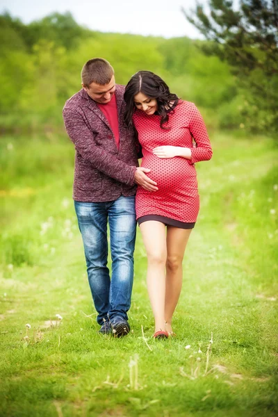 Hombre con esposa embarazada —  Fotos de Stock