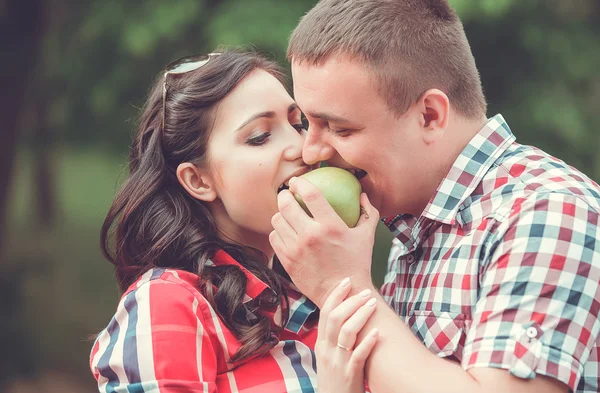 Gravid kvinna äter äpple — Stockfoto