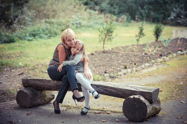 Мать с дочерью в парке — стоковое фото