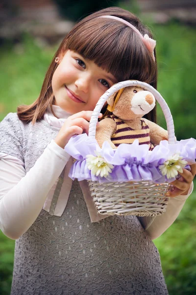 Liitle girl  in park — Stock Photo, Image