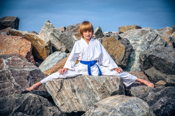 Ragazzo formazione karate — Foto Stock