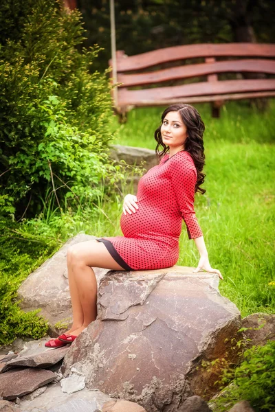 Pregnant woman outdoor — Stock Photo, Image