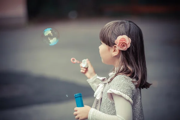 Petite fille souffler des bulles — Photo