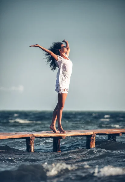 Mulher na praia — Fotografia de Stock