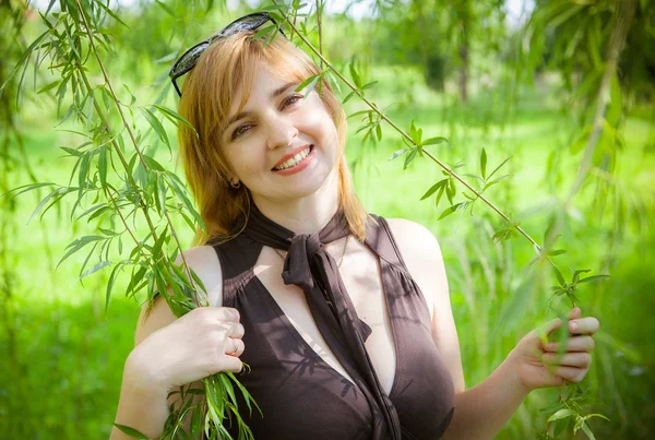 Vrouw die lacht buitenshuis — Stockfoto