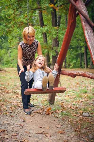 Moeder en kind in park — Stockfoto