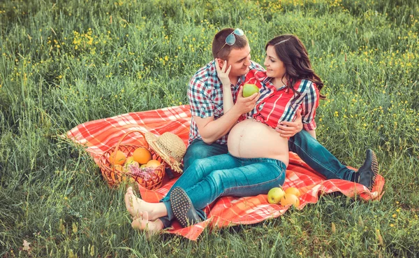 Gravid kvinna äter äpple — Stockfoto