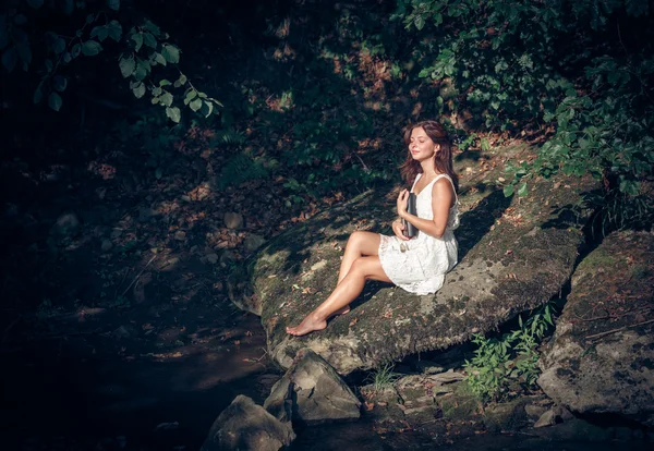 Menina com livro — Fotografia de Stock