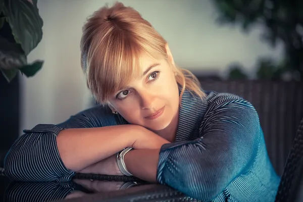 Frau in einem Restaurant — Stockfoto