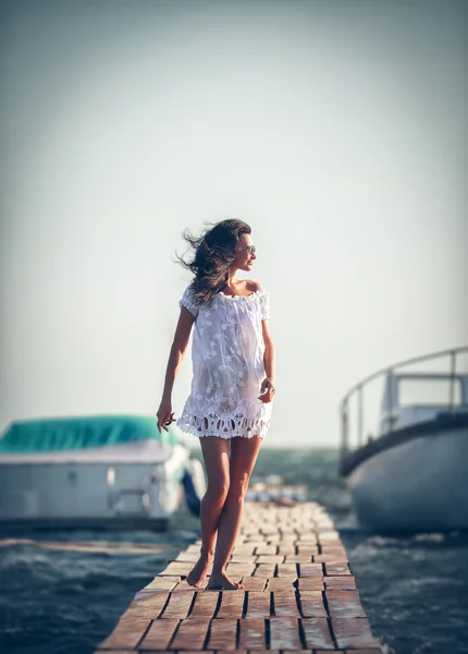 Vrouw op het strand — Stockfoto