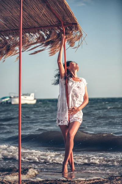 Mulher na praia — Fotografia de Stock