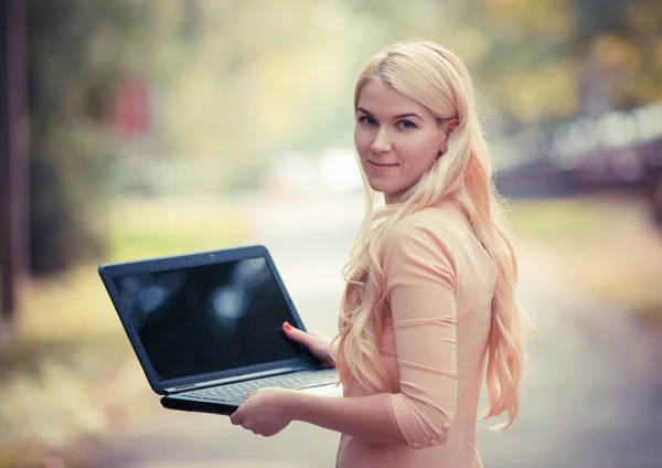 Kvinna med laptop i park — Stockfoto