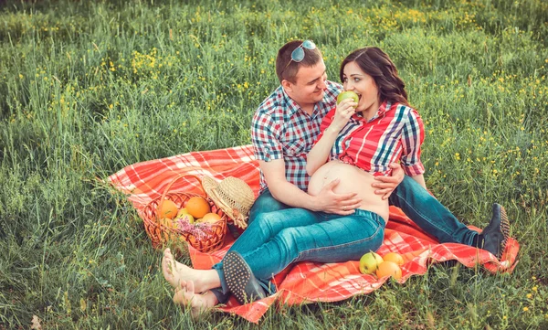 Gravid kvinna äter äpple — Stockfoto