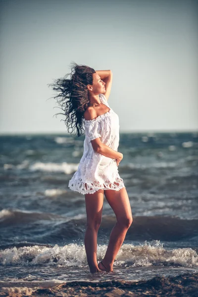 Vrouw op het strand — Stockfoto