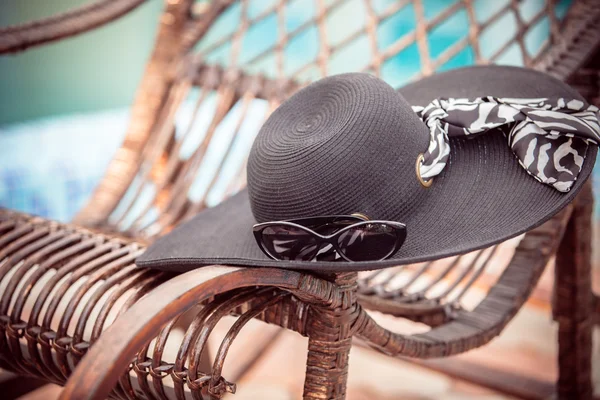 Sombrero de verano con gafas de sol —  Fotos de Stock