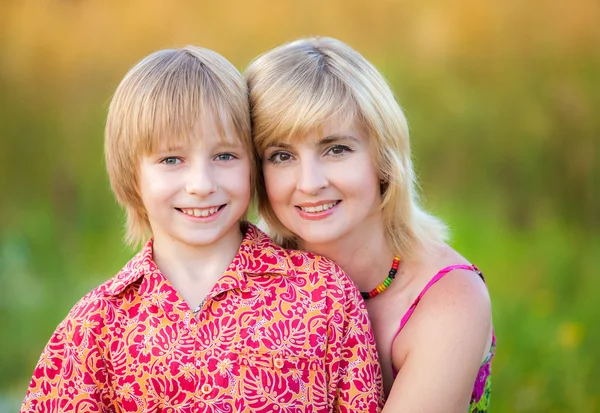 Mãe e Filho no campo — Fotografia de Stock