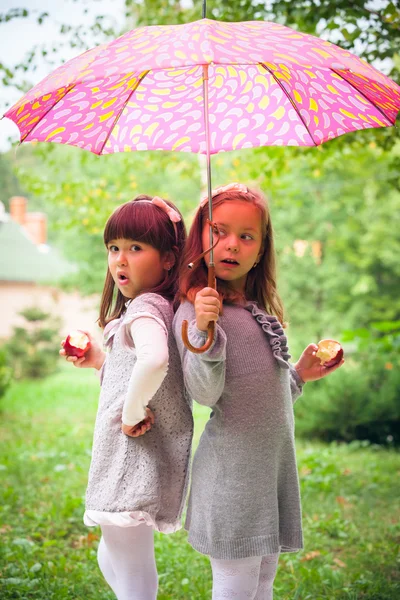 Freundinnen im Park — Stockfoto