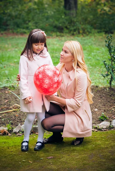 Mother and girl in park — Stock Photo, Image